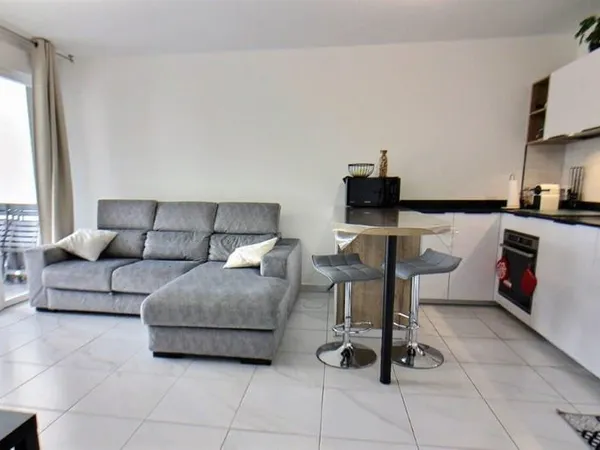 Trois Lucs : Appartement T2 Meublé avec Terrasse et Box en sous-sol.