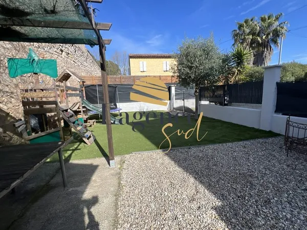 Haut de villa avec jardin et dépendance