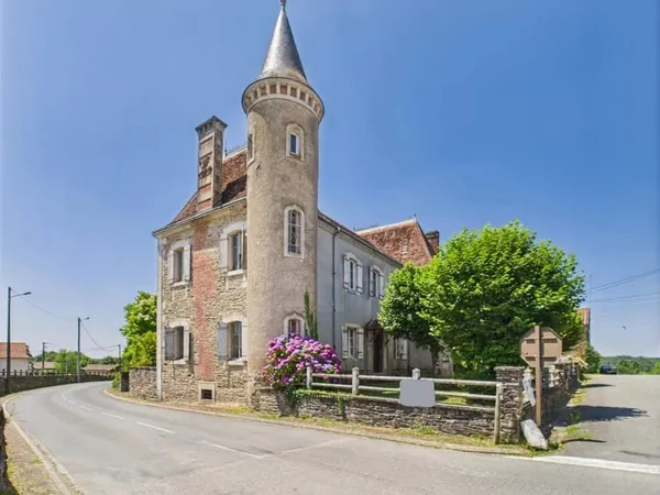Impressionnant château de village comprenant 3 propriétés, une grange et un terrain à rénover