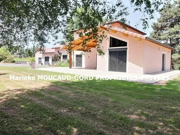 Craponne-sur-Arzon (43500) Très belle maison de 195 m² 5 chambres 3 garages sur 9700m² terrain