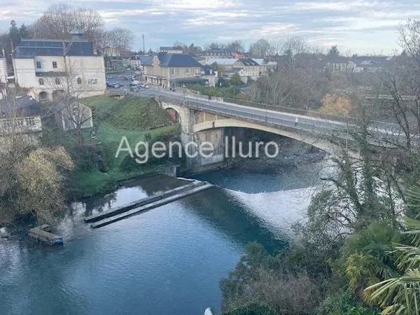 Oloron Centre-Ville Immeuble Compose D'un Local Commercial Et De 4 Appartements Actuellement Loues
