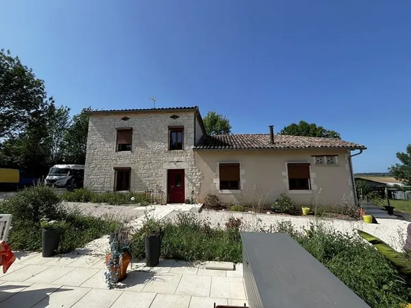 Maison en pierre sur près d'un hectare de terrain