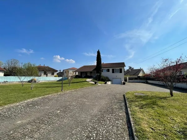 Maison individuelle élevée sur un sous-sol complet