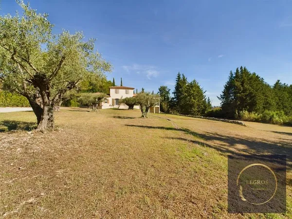 Propriété à plan d'Orgon d'environ 177m2 sur un jardin de 42