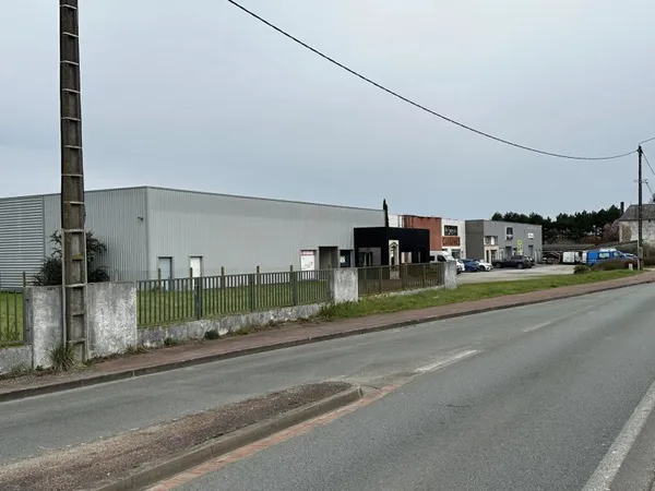 LOCAUX COMMERCIAUX 2.166 M²