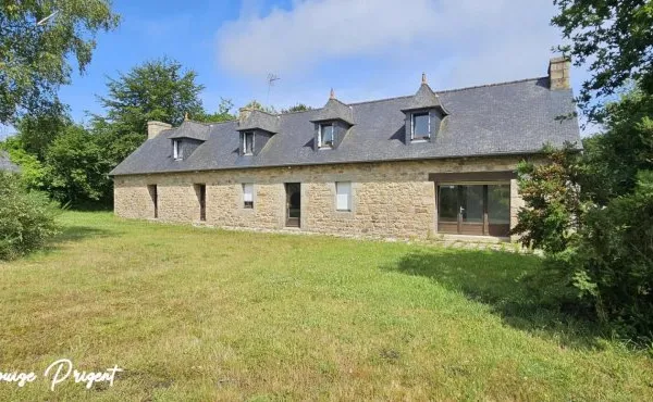 Opportunité unique ! Grande maison avec 3 logements distincts à vendre.
