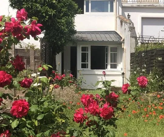 MAISON DE VILLE 3 CHAMBRES ET SON BEAU JARDIN