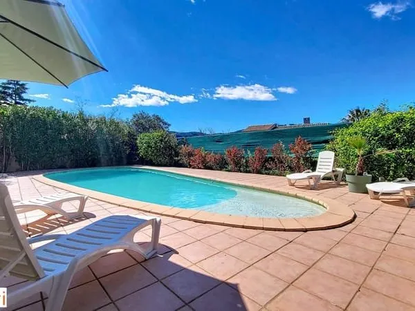 Maison avec piscine Diffazur et double garage dans secteur prisé