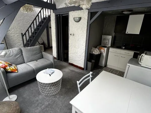 🏡 Charmant duplex 24 m² - Dernier étage - Avec cave - Idéal investissement Situé à Dijon, au 4e et d
