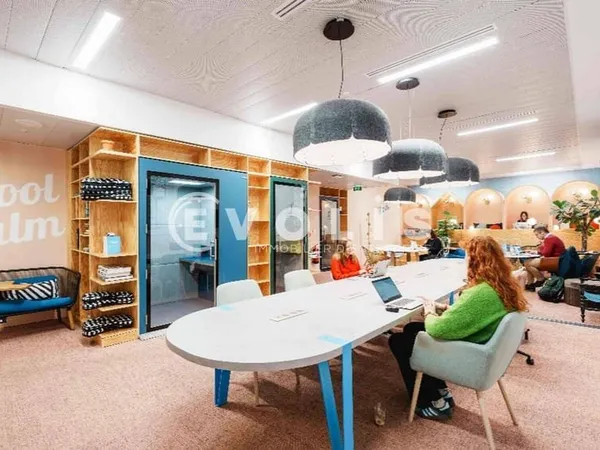 Bureaux 592 m²