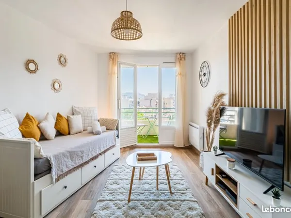 Studio refait à neuf tout équipé, entièrement meublé avec Balcon - 26m2