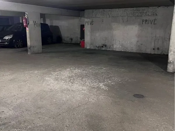 Loue place de parking au pied du Métro Goncourt (avenue Parmentier) - 18m², Paris 10ème