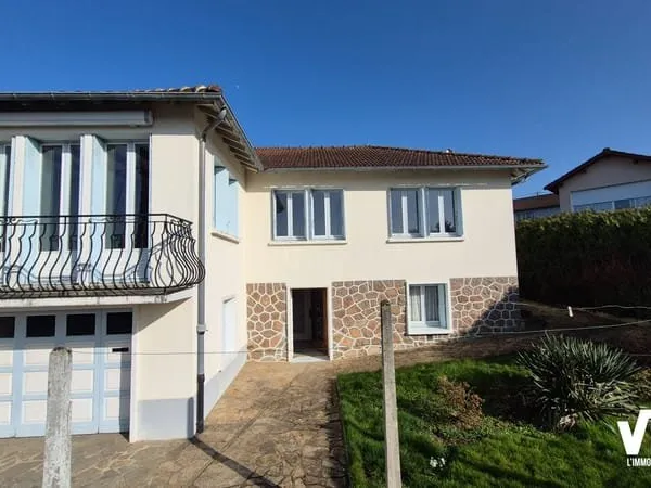 Vigenal, maison mitoyenne d'un coté sur sous-sol complet