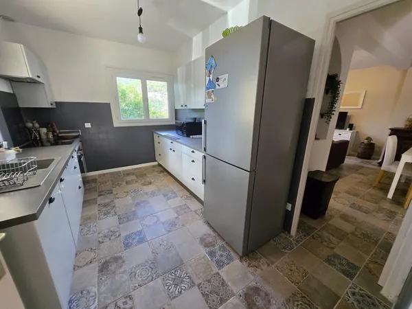 Bas de maison avec jardin et garage