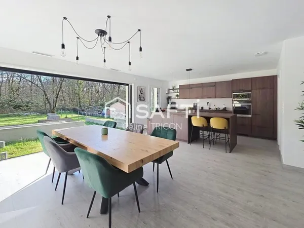 Contemporaine lumineuse aux volumes généreux