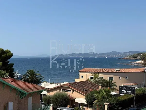 SAINT-RAPHAËL - Boulouris, Front de mer : Appartement 4 pièces rénové avec terrasse, vue mer, piscin
