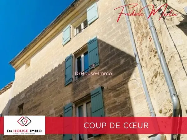 Uzès centre, belle et rare maison de ville en pierre avec garage.