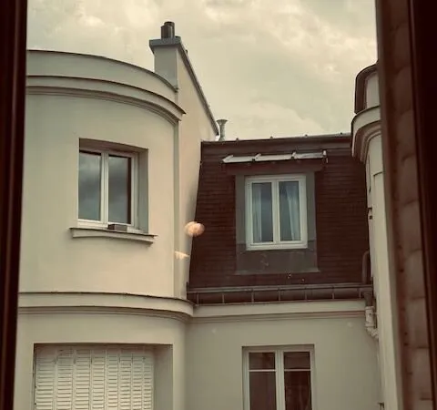 PROCHE DE LA RUE DE BRTAGNE