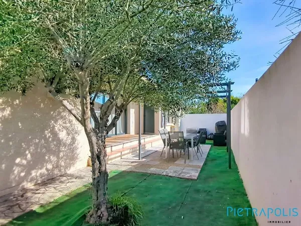 POUSSAN: Sur une parcelle de 445m², Villa T5 R+1 de 140m² env.