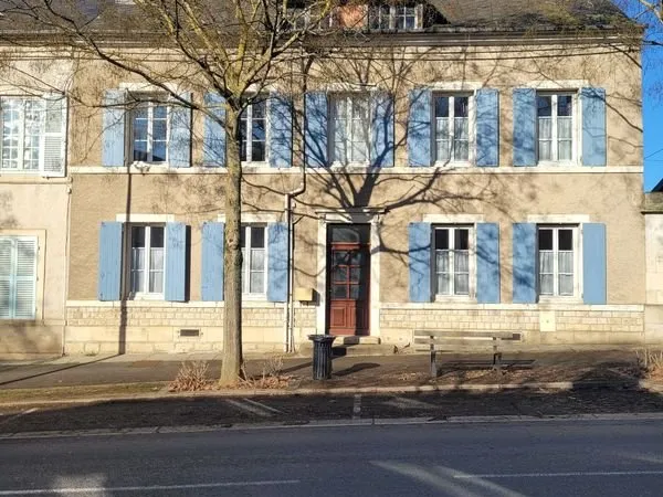 EXCLUSIF, DUN SUR AURON, Maison de ville avec jardin, cave et dépendances