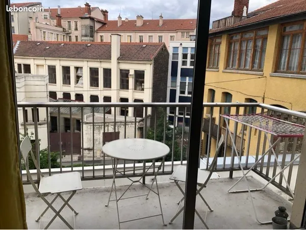 F3 avec balcon sur cours en centre ville