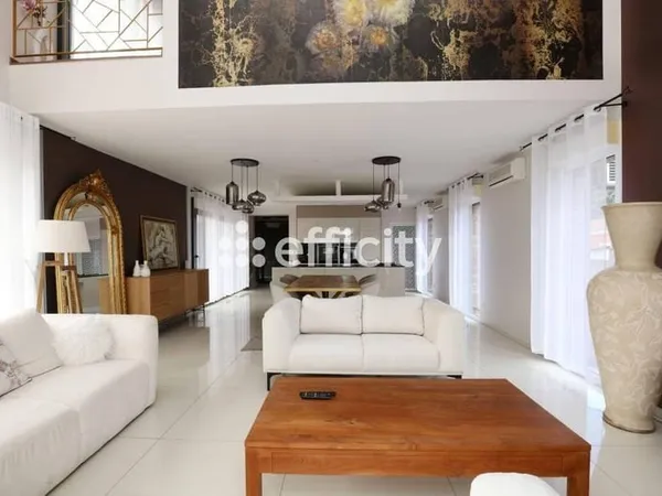Maison de ville 7 pièces 220 m²
