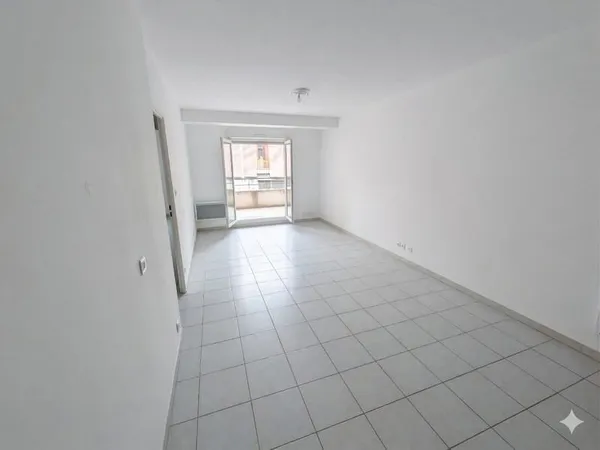 Nimes rue Clovis appartement T2 avec terrasse et garage A louer
