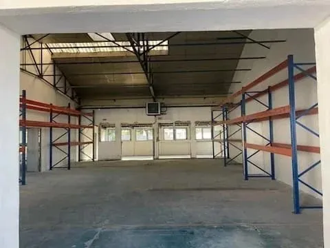 LE MESNIL SAINT DENIS (78) - ENTREPOT 520 M²