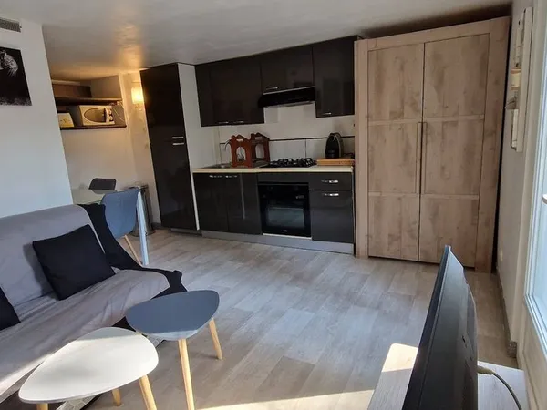 Sudio avec terrasse et parking