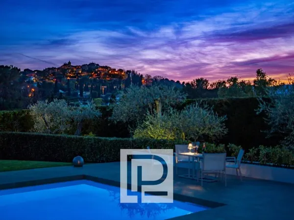 Superbe villa californienne bénéficiant d'une vue mer et village exceptionnelle, au coeur du secteur