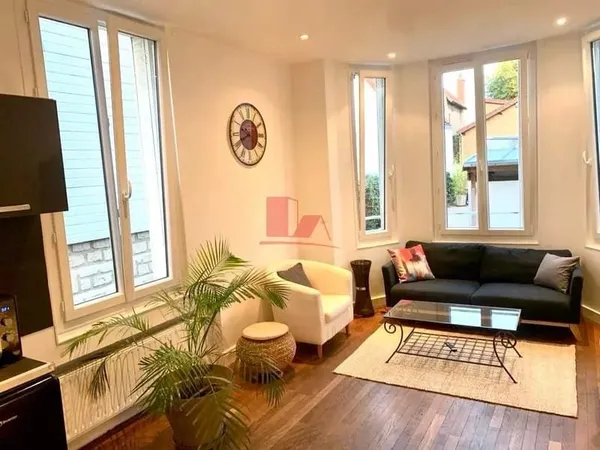 CLAMART GARE - 3 Pièces de 55 m² - terrasse - deux caves.