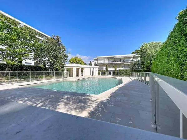 Juan-les-Pins Pinède 2 pièces d'angle avec extérieur 81 m2