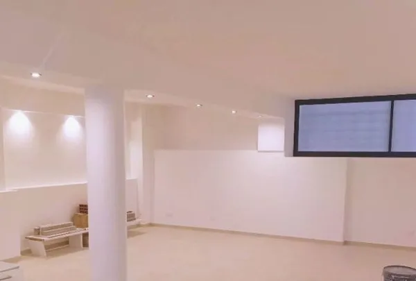 LOCAL COMMERCIAL - 90 m²HYÈRES (83400)