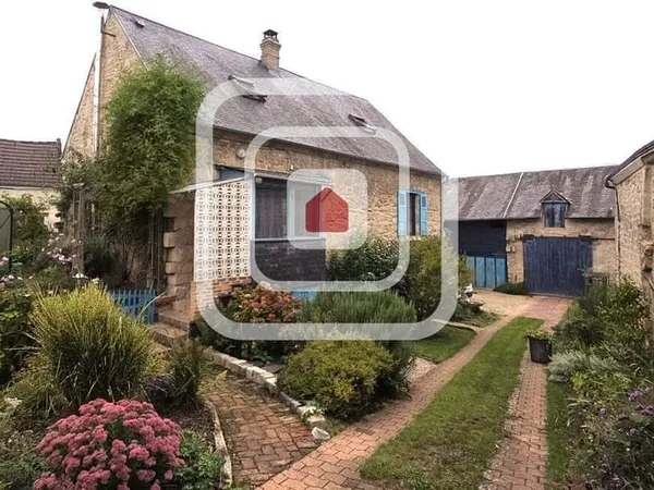 Maison en pierre avec une grande grange