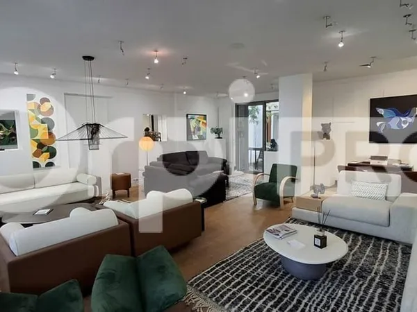 Local commercial 241 m²