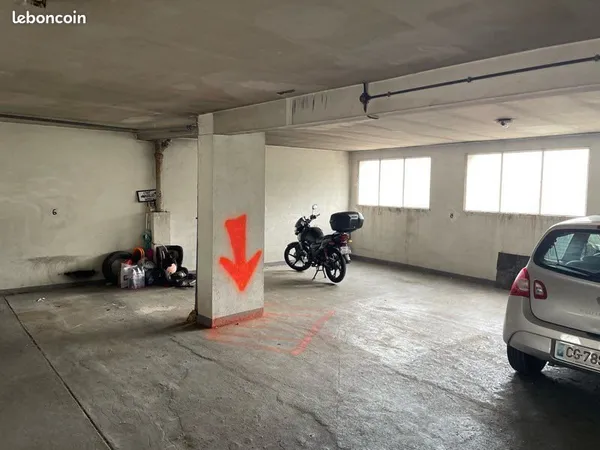 Place moto dans garage fermé Endoume