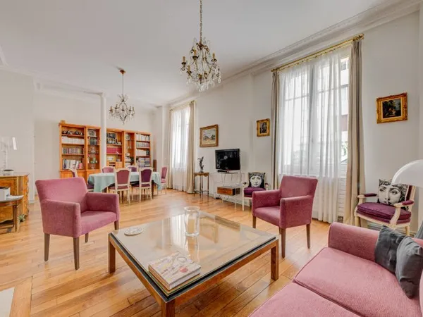 Vends appartement 123m² Paris 7ème - Vaneau - Immeuble haussmannien - Calme et lumineux - Rez-de-cha