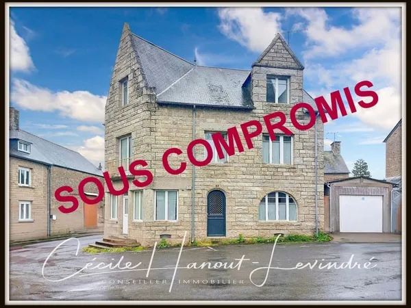 ROZ SUR COUESNON - Maison de bourg en pierre 177 m2 - 5 chambres - avec courette et garage.