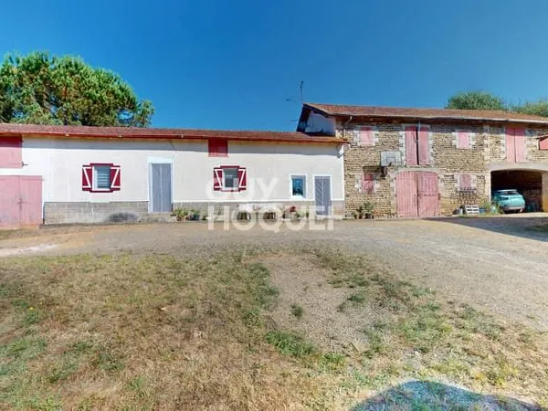 A VENDRE : Authentique corps de ferme avec dépendances et terrain de 4,9 ha