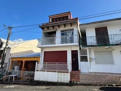 Immeuble mixte à fort potentiel proche boulevard maritime de Sainte-Rose