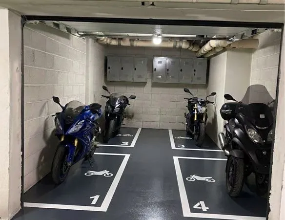 Place de moto box fermé