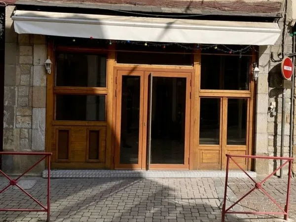 Local commercial d'environ 100 m², situé rue Lazéma à Foix.