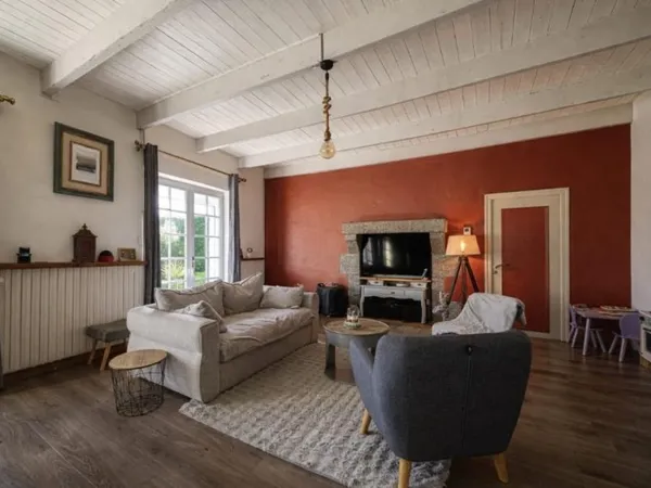 Maison en pierre rénovée de 130 m2 et terrain constructible attenant de 419 m2