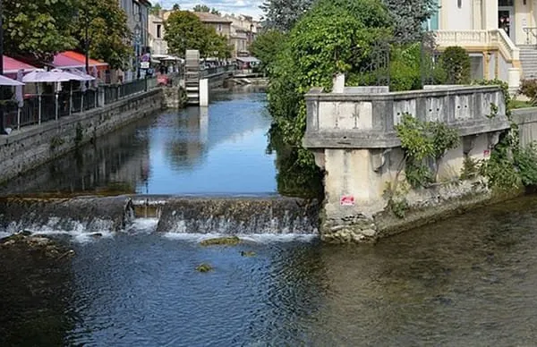 Maison en pierre avec chapelle à l'Isle-sur-la-Sorgue