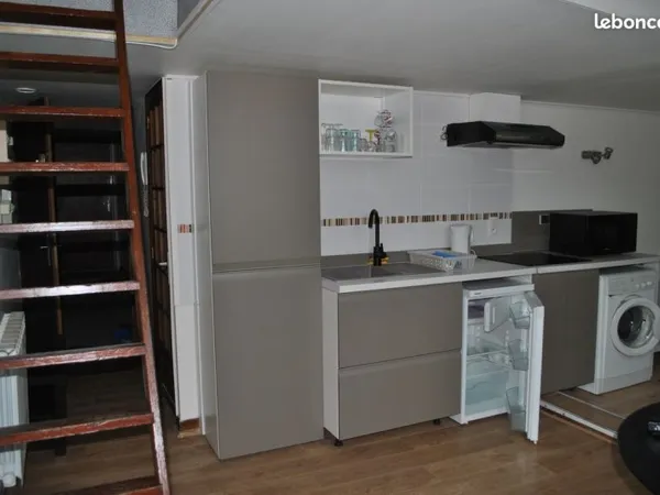 MEUBLE 25 m² HYPER-CENTRE. EAU- ELECT. COMPRISES