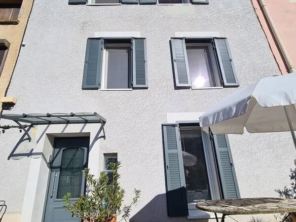 Maison de village avec 3 chambres, cave, terrasse et cour.