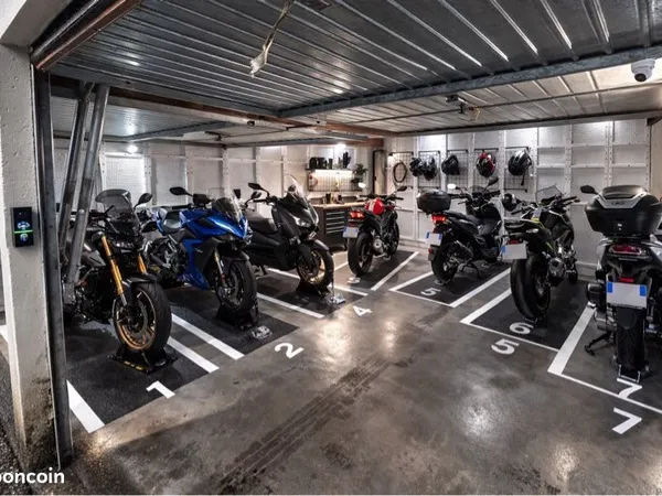 GARE DE VANNES - stationnement motos