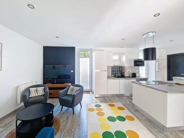 Loue charmant T4 meublé et rénové dans petite copropriété calme au coeur de la ville