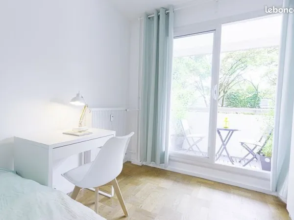 Chambre avec balcon dans colocation moderne