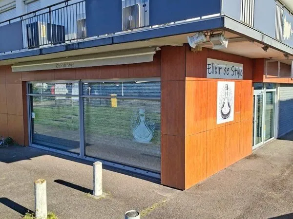 LOCAL COMMERCIAL 73 m² - VITRINE AXE PASSANT - CLIM - BUS G (la forêt)
